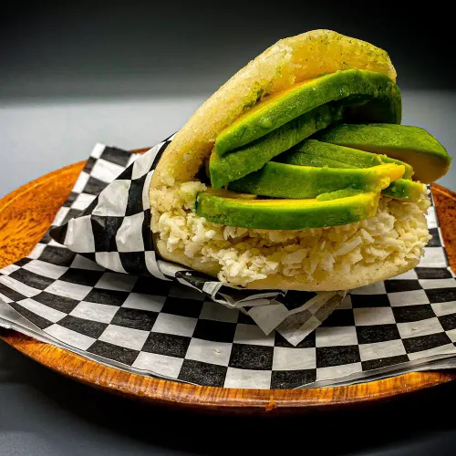 Arepa de Queso con Aguacate