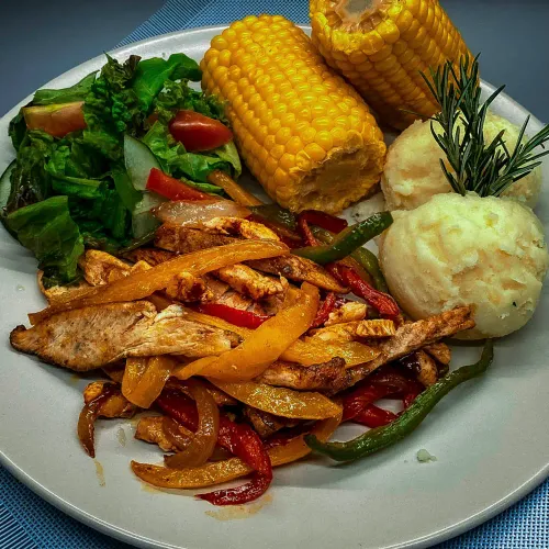 Fajitas de pollo salteado con vegetales