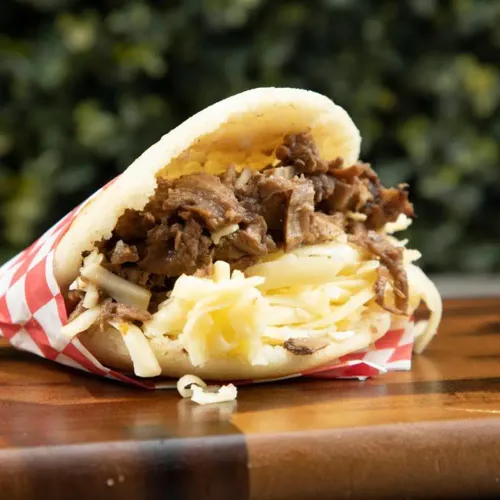Arepa de frijoles negros y queso blanco