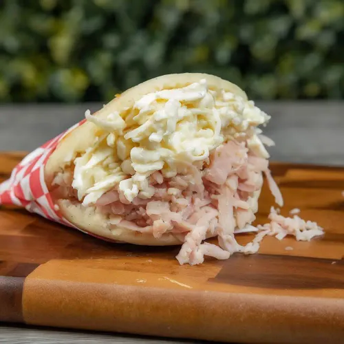 Arepa de jamón y queso