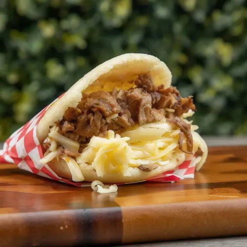 Arepa de pernil con queso amarillo