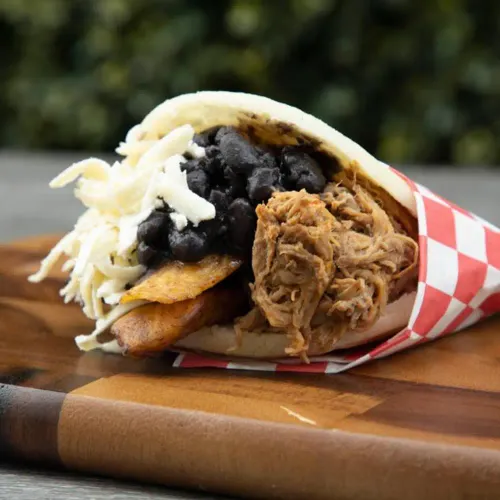 Arepa de pernil con queso blanco