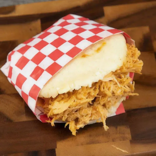 Arepa de pollo con queso amarillo