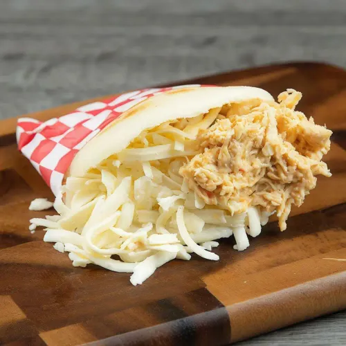 Arepa de pollo con queso blanco
