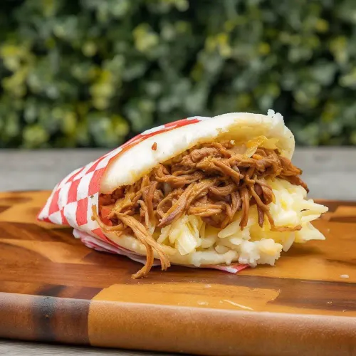 Arepa de ropa vieja con queso amarillo