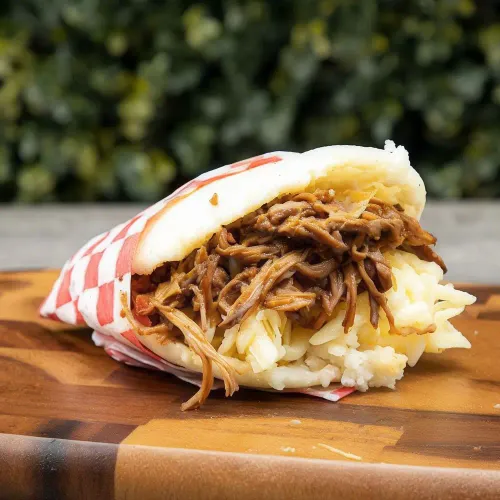 Arepa de ropa vieja con queso blanco